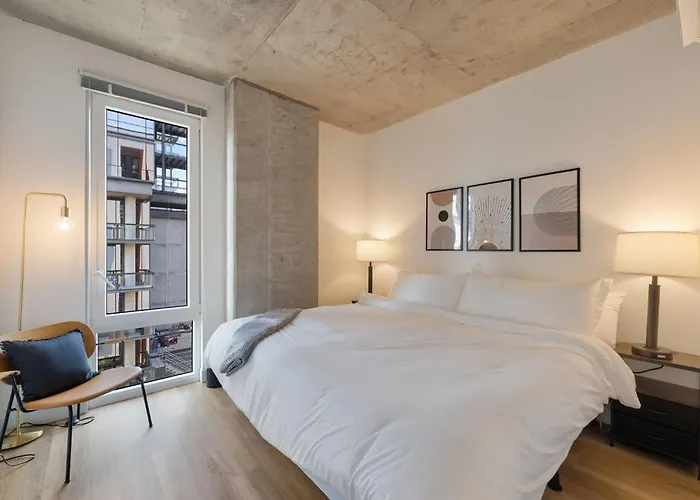 Sophisticated 4br - Modern And Luxurious *