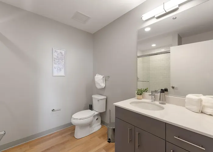 Sophisticated 4br - Modern And Luxurious *
