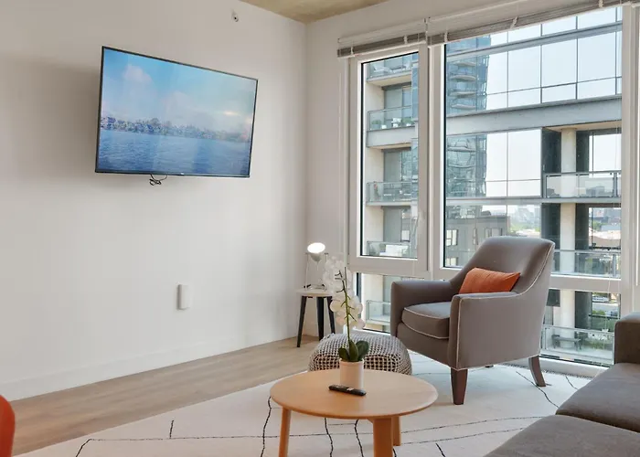 Sophisticated 4br - Modern And Luxurious *
