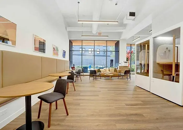 Sophisticated 4br - Modern And Luxurious